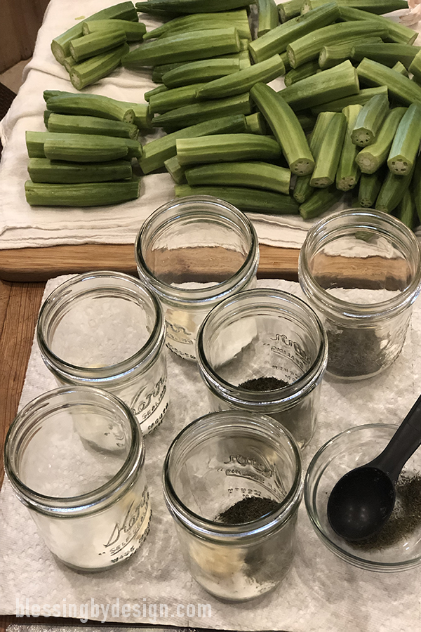 fill jars with spices