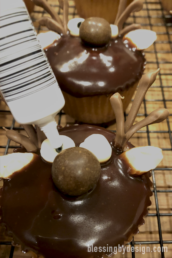 Decorate Reindeer Cupcake